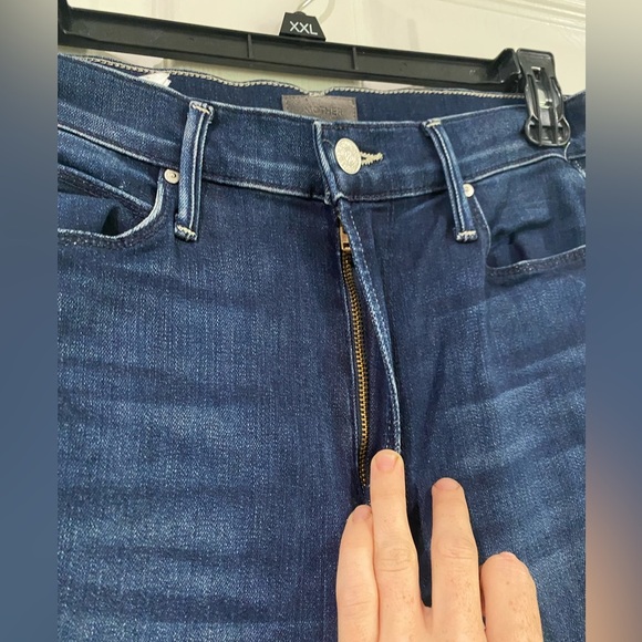 Mother The High Waisted Runaway Jeans In Tongue And Chic Dark Wash Size 26 Flare - Picture 6 of 13